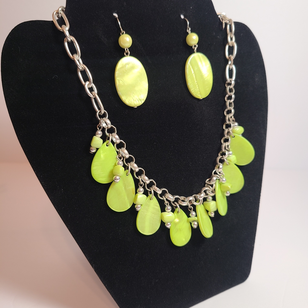 Vintage 90’s Lime Green Shell Necklace & Earring Set – Statement Jewelry - Picture 2 of 7